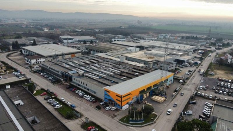 L'importanza dell'industria italiana secondo settore. | Svecom Vista aerea di un vasto polo produttivo che testimonia l'importanza dell'industria italiana sul territorio.