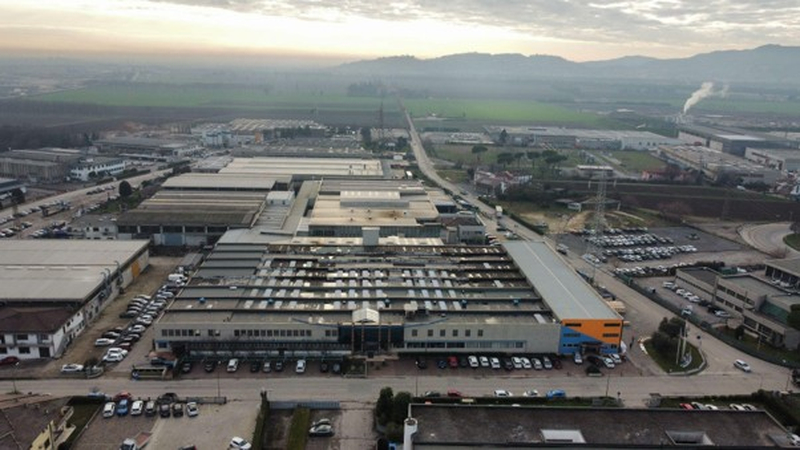 Panoramica aerea degli stabilimenti produttivi della Svecom all'interno di un vasto polo industriale italiano.